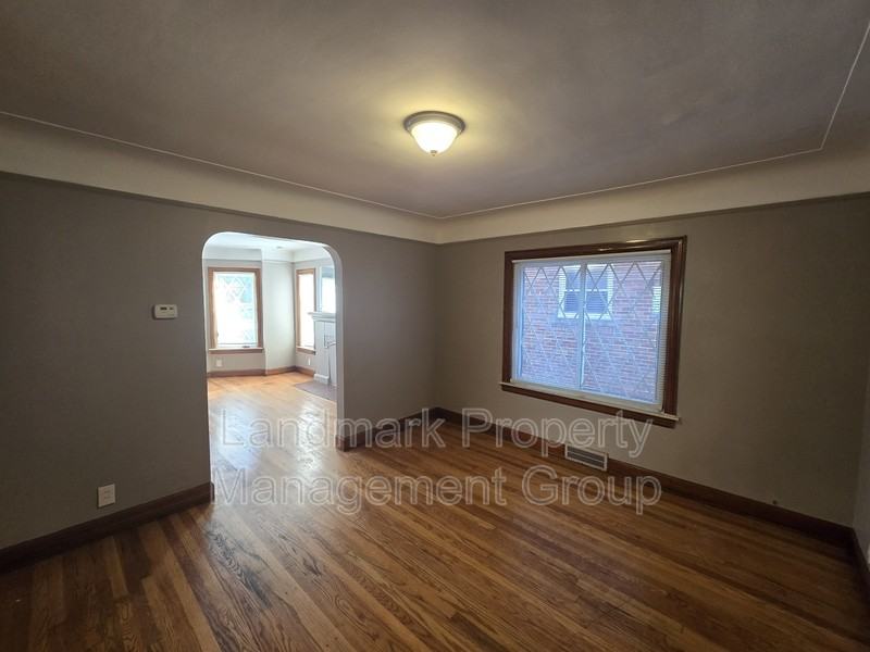 9657 E Outer Dr - Photo 7 of 32