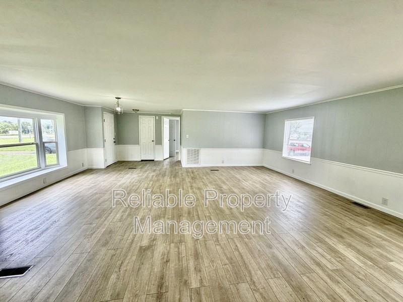1548 Cornwallis Rd - Photo 4 of 15