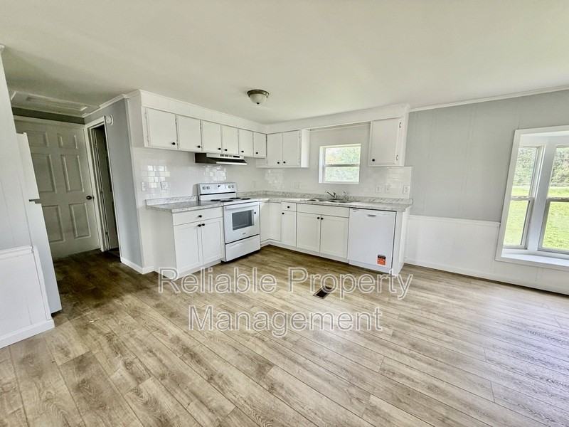 1548 Cornwallis Rd - Photo 5 of 15