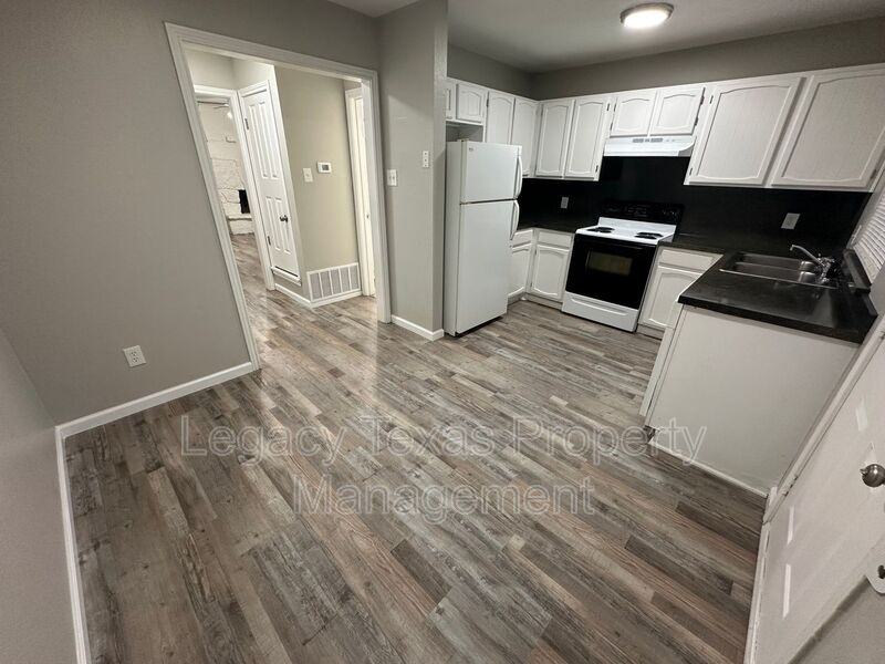 1608 Sun Valley Dr #D - Photo 2 of 19