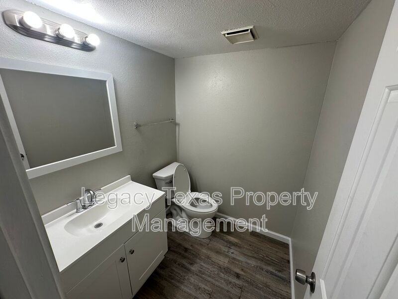 1608 Sun Valley Dr #D - Photo 3 of 19