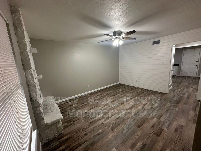 1608 Sun Valley Dr #D - Photo 5 of 19