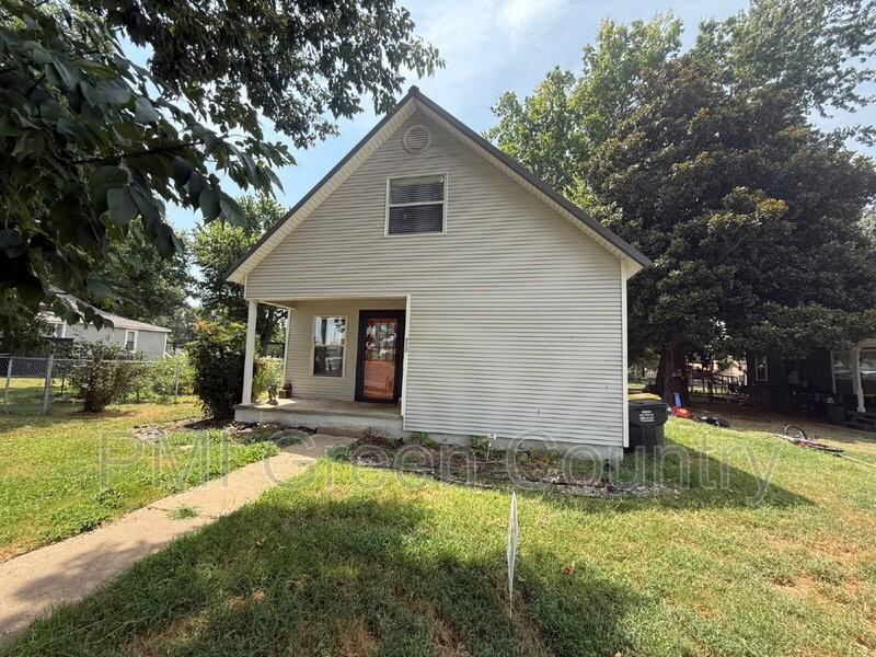 212 W Pecan St - Photo 3 of 17
