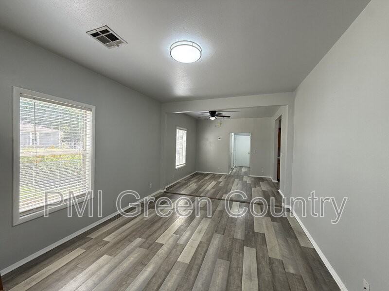 212 W Pecan St - Photo 4 of 17
