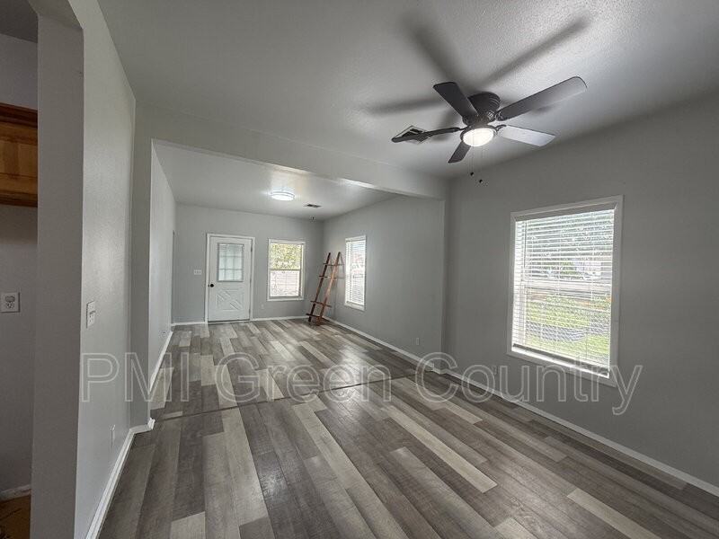 212 W Pecan St - Photo 5 of 17