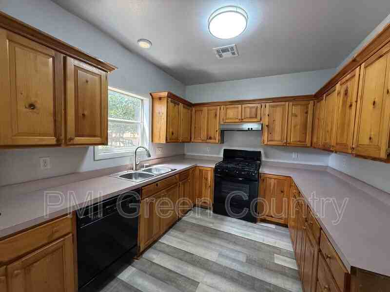 212 W Pecan St - Photo 6 of 17