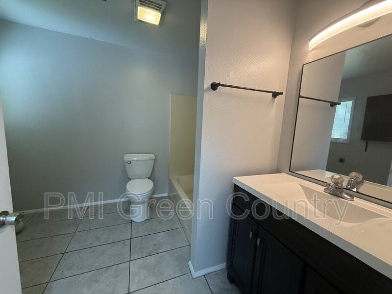 212 W Pecan St - Photo 7 of 17