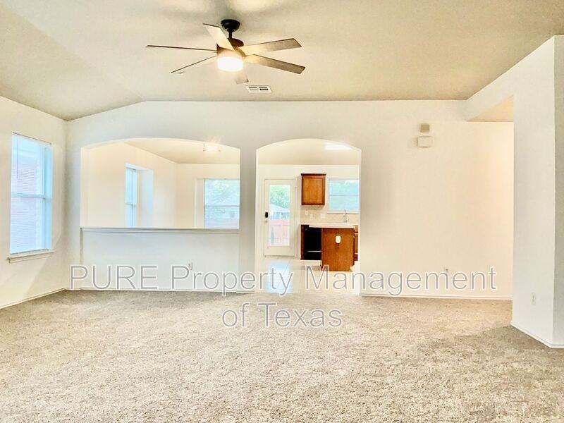 3232 Clinton Pl - Photo 4 of 21
