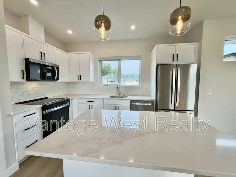 306 Sumac Rd W - Photo 3 of 21