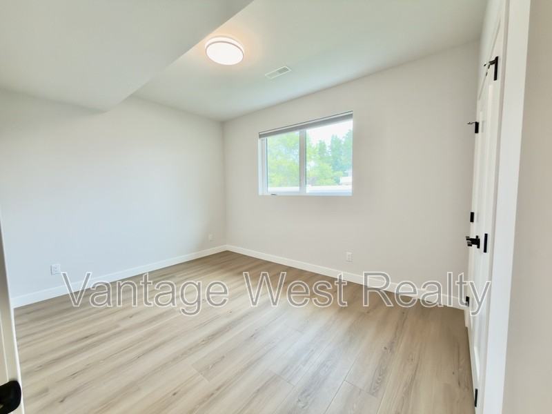 306 Sumac Rd W - Photo 7 of 21