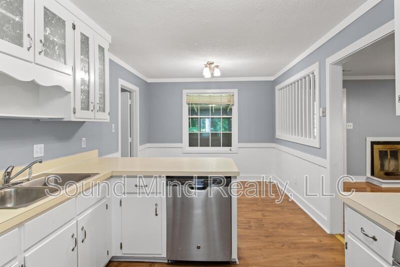 417 Foxhall Dr - Photo 5 of 11