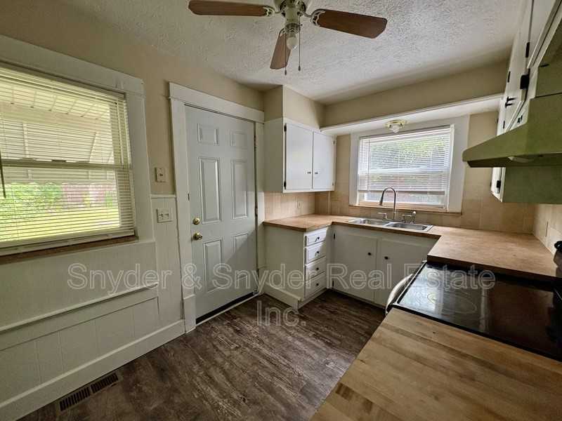 2307 &Sw 22Nd St. - Photo 7 of 20