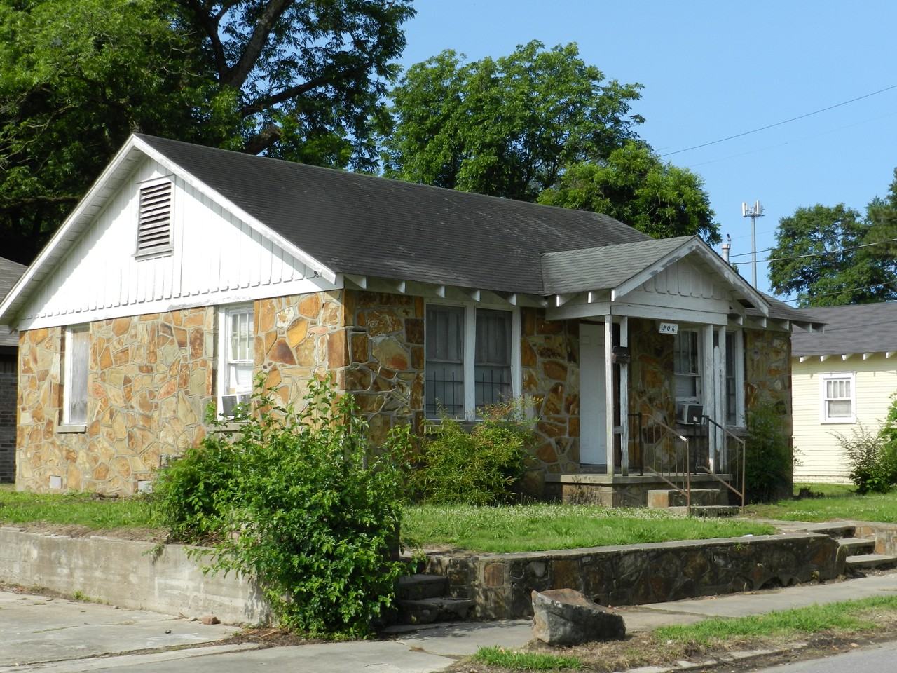 706 W 16th St