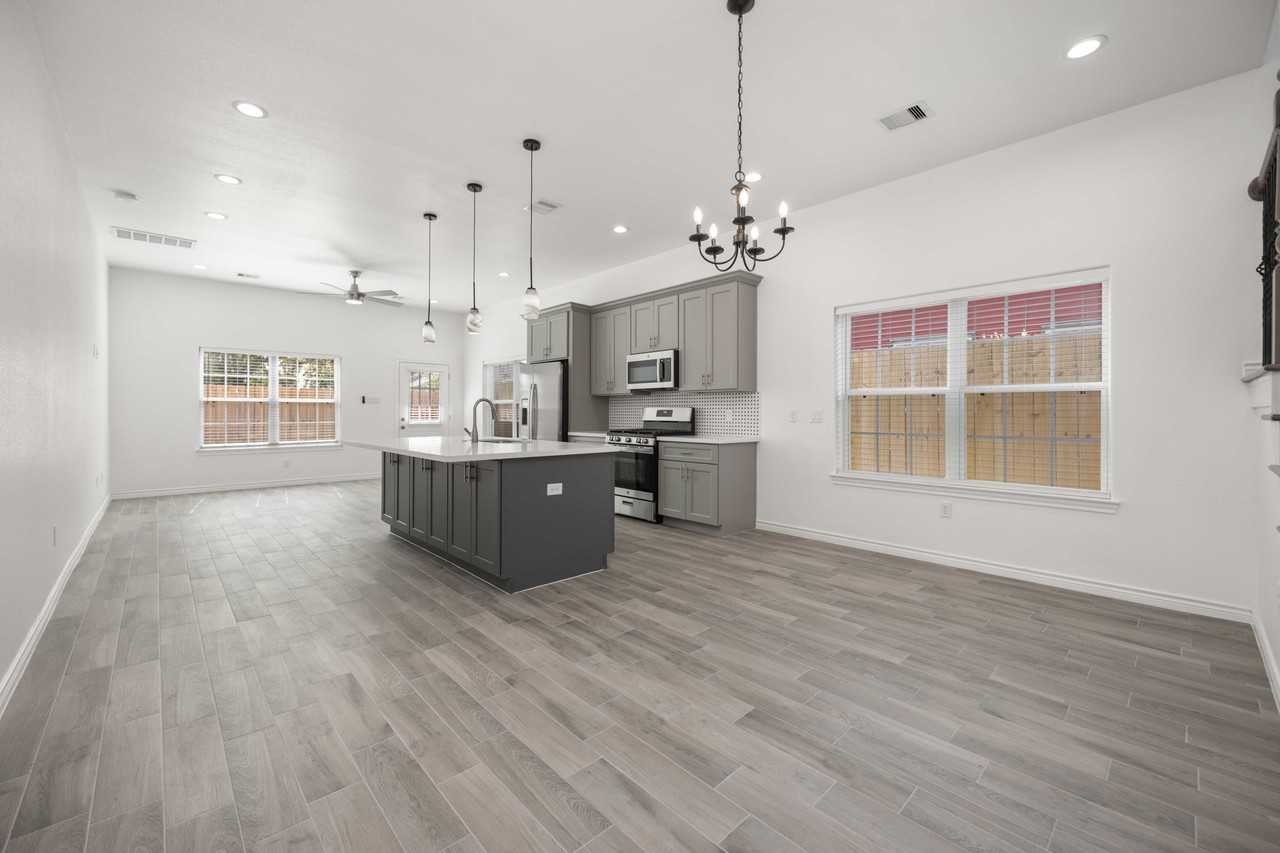 4406 Sterling St #B - Photo 3 of 24