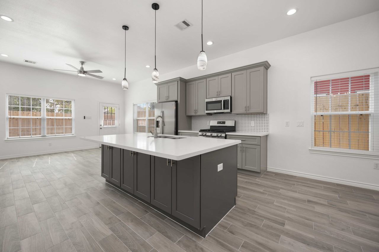 4406 Sterling St #B - Photo 5 of 24