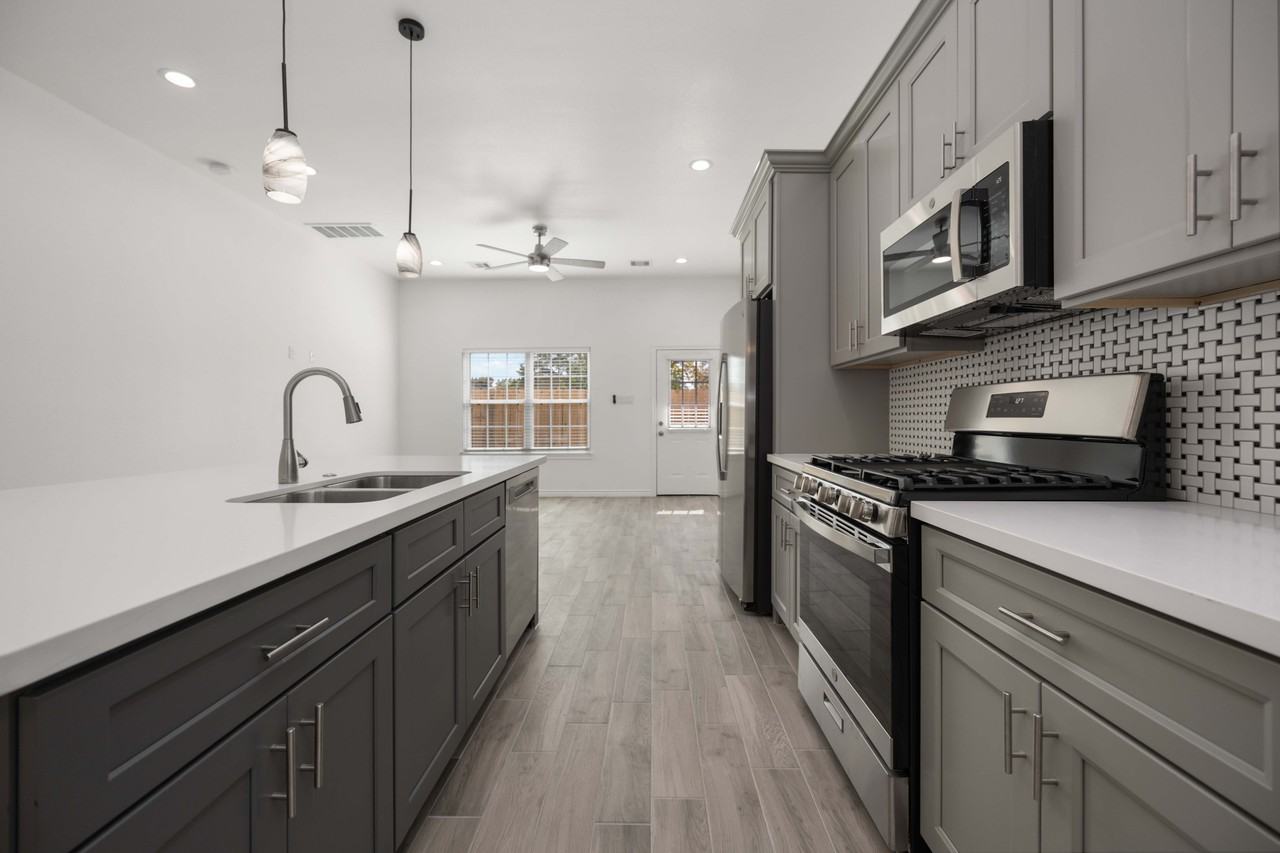 4406 Sterling St #B - Photo 7 of 24