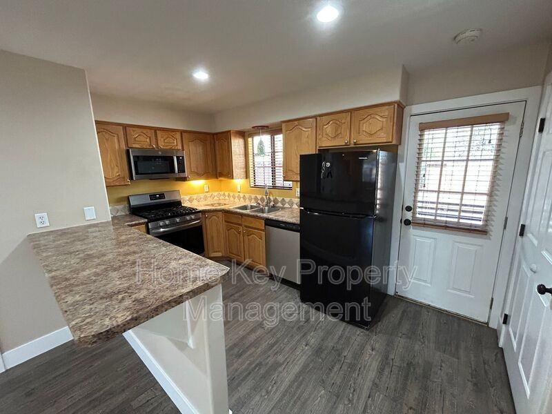 1045 Nw #157 - Photo 5 of 28