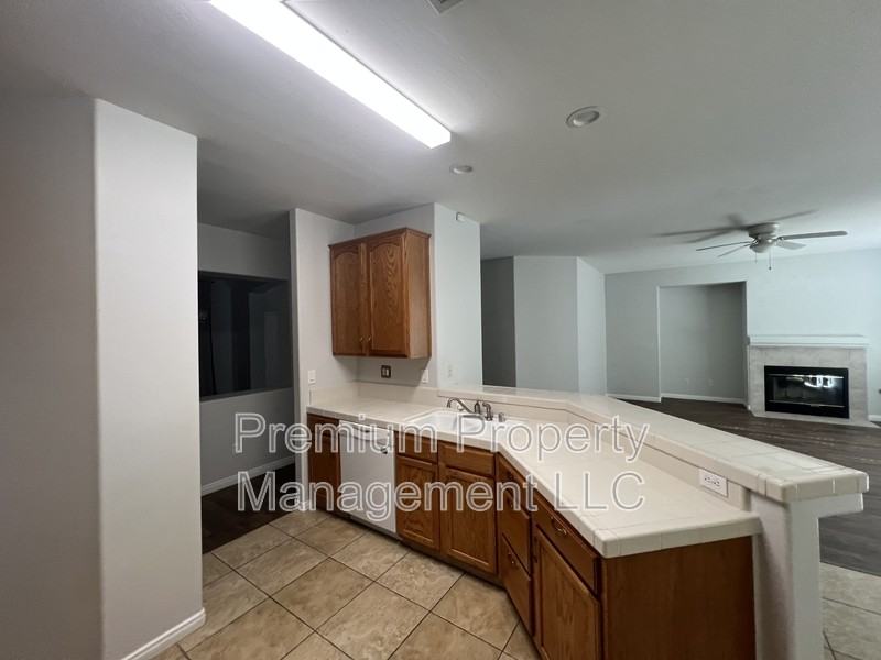 1003 Duxbury Ct - Photo 4 of 12