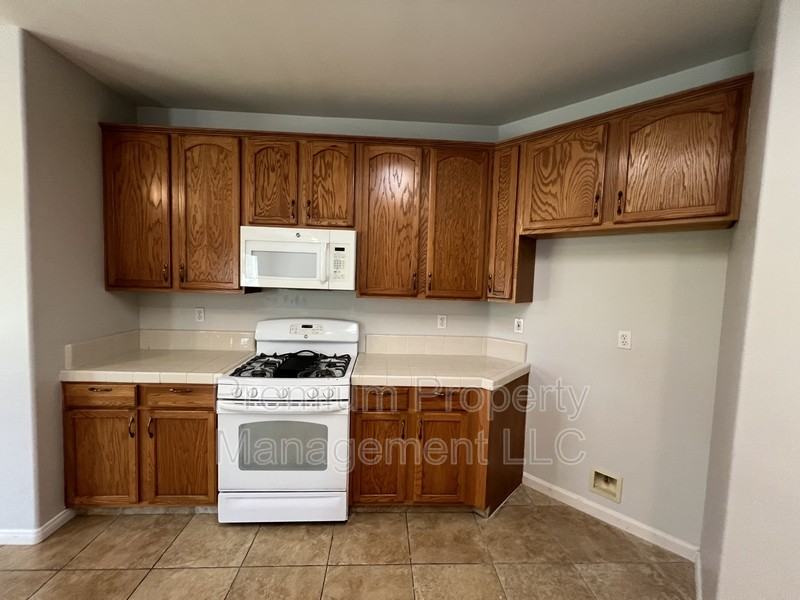 1003 Duxbury Ct - Photo 5 of 12