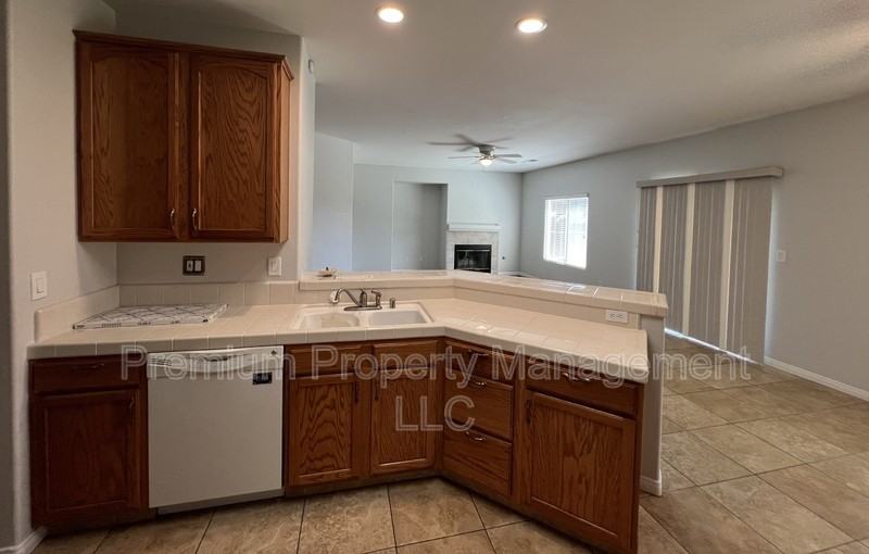 1003 Duxbury Ct - Photo 6 of 12