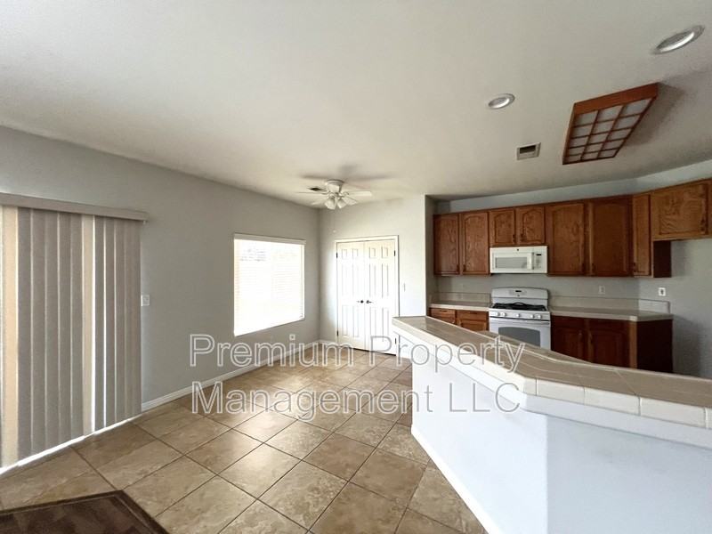 1003 Duxbury Ct - Photo 7 of 12