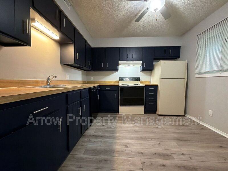 729 H St #1 - Photo 4 of 12