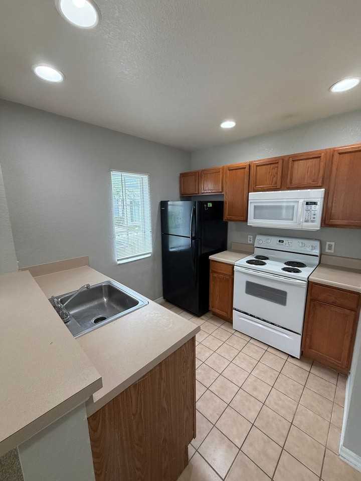 2610 Lodi Cir #102 - Photo 5 of 35