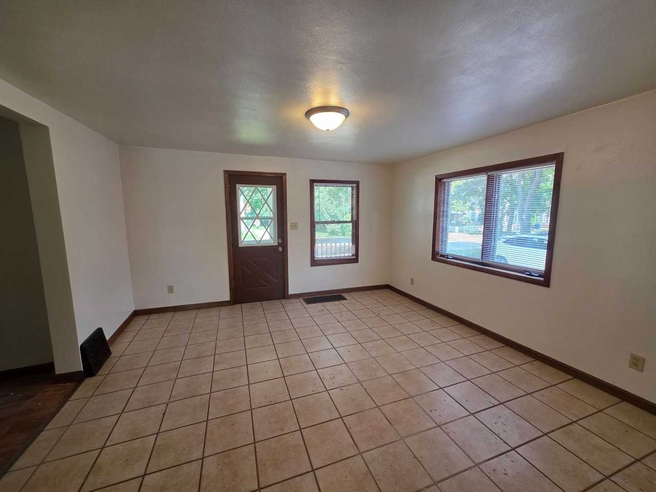 616 N State St - Photo 3 of 12