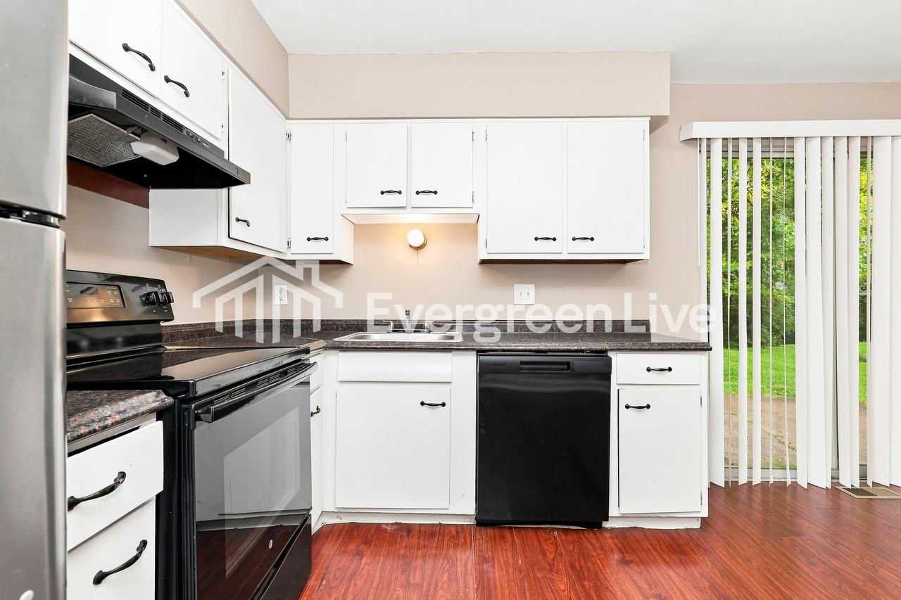 1013 Harkin Dr - Photo 4 of 15
