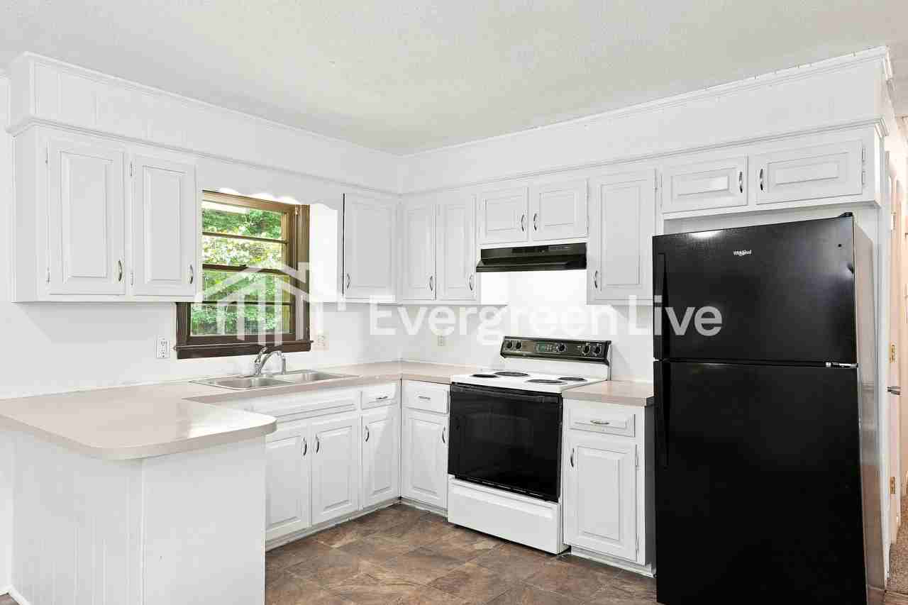 2836 Oak Ridge Ct - Photo 3 of 10