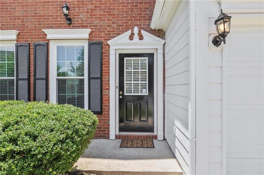 490 Chippenham Ct - Photo 3 of 39
