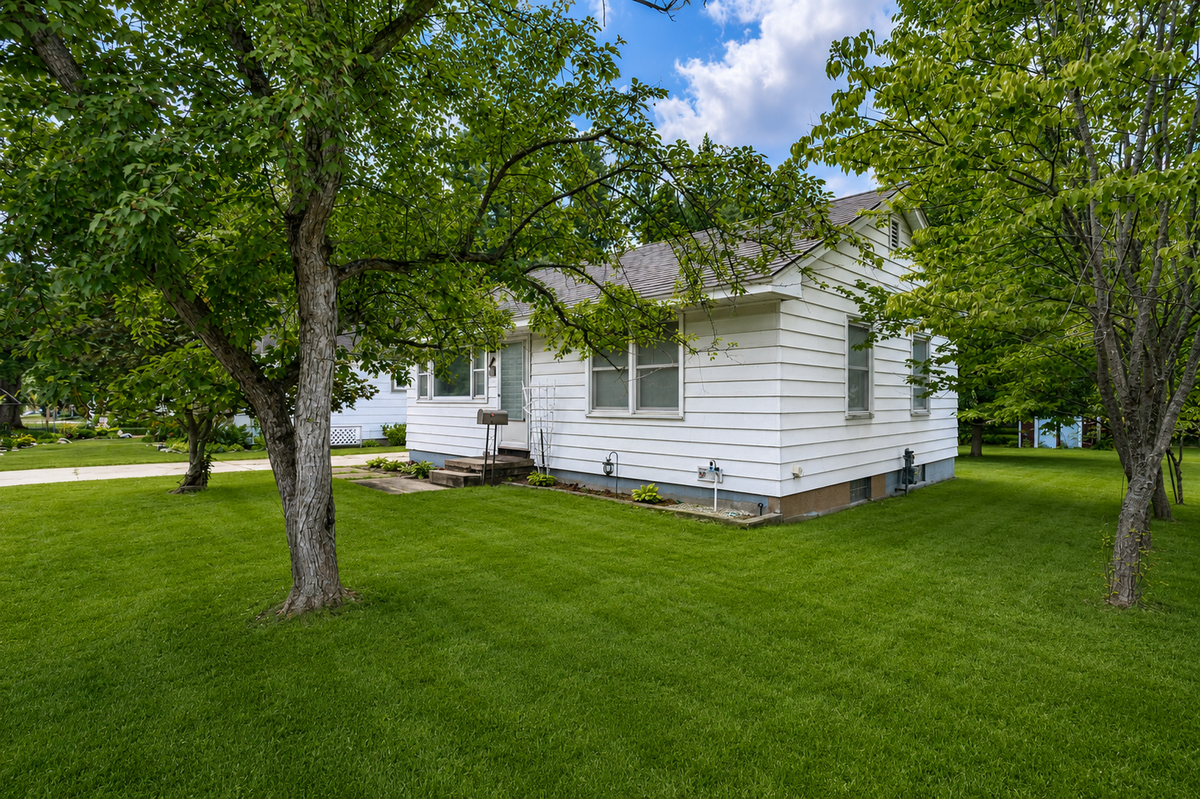 1710 Burek Ave - Photo 3 of 23