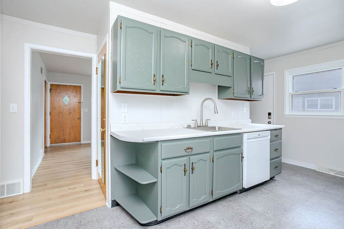 1710 Burek Ave - Photo 4 of 23