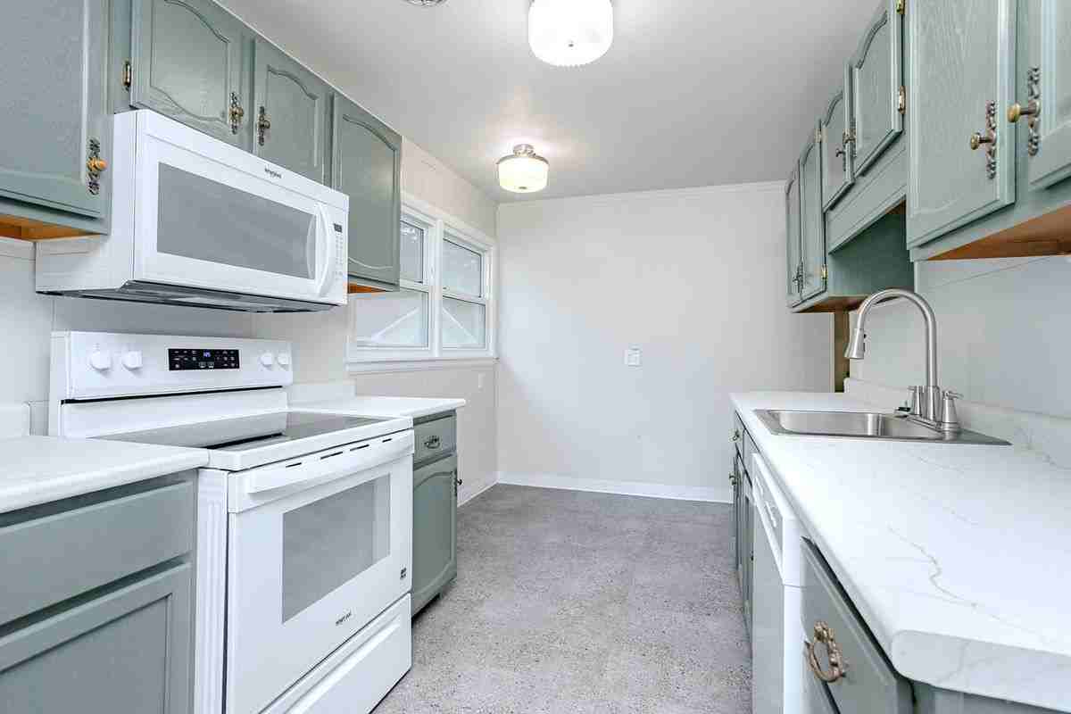 1710 Burek Ave - Photo 5 of 23