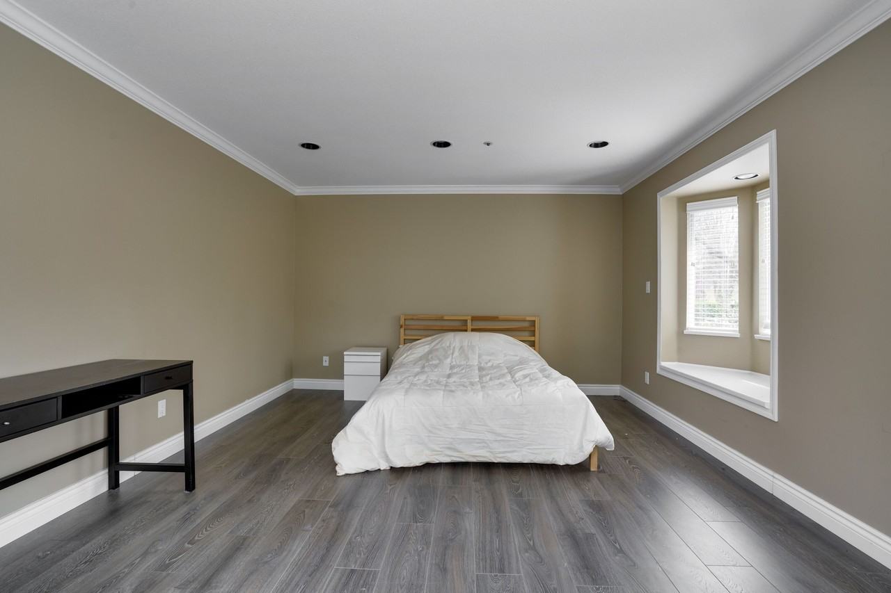 5190 Pine Crescent - Photo 7 of 20