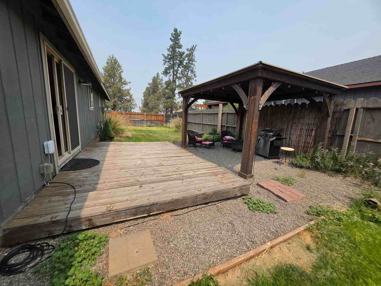 460 N Maple St - Photo 2 of 7