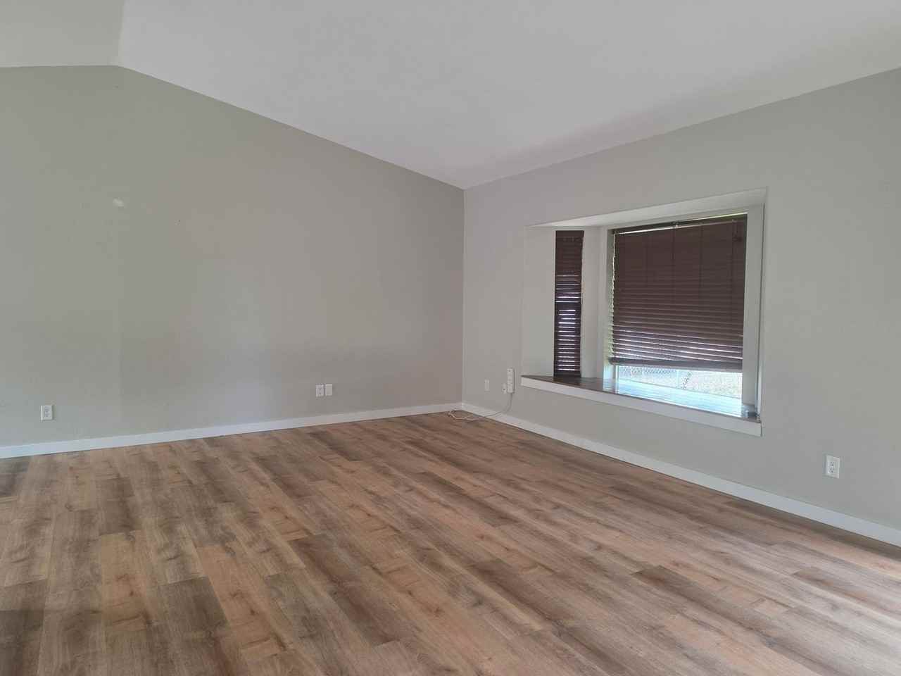 460 N Maple St - Photo 3 of 7