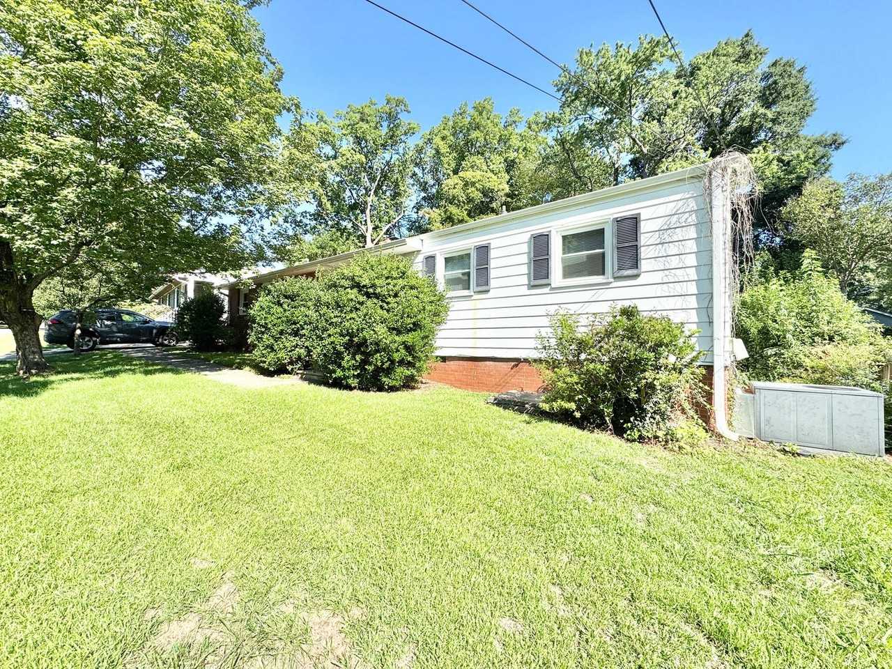 3808 Parkwood Dr - Photo 2 of 18