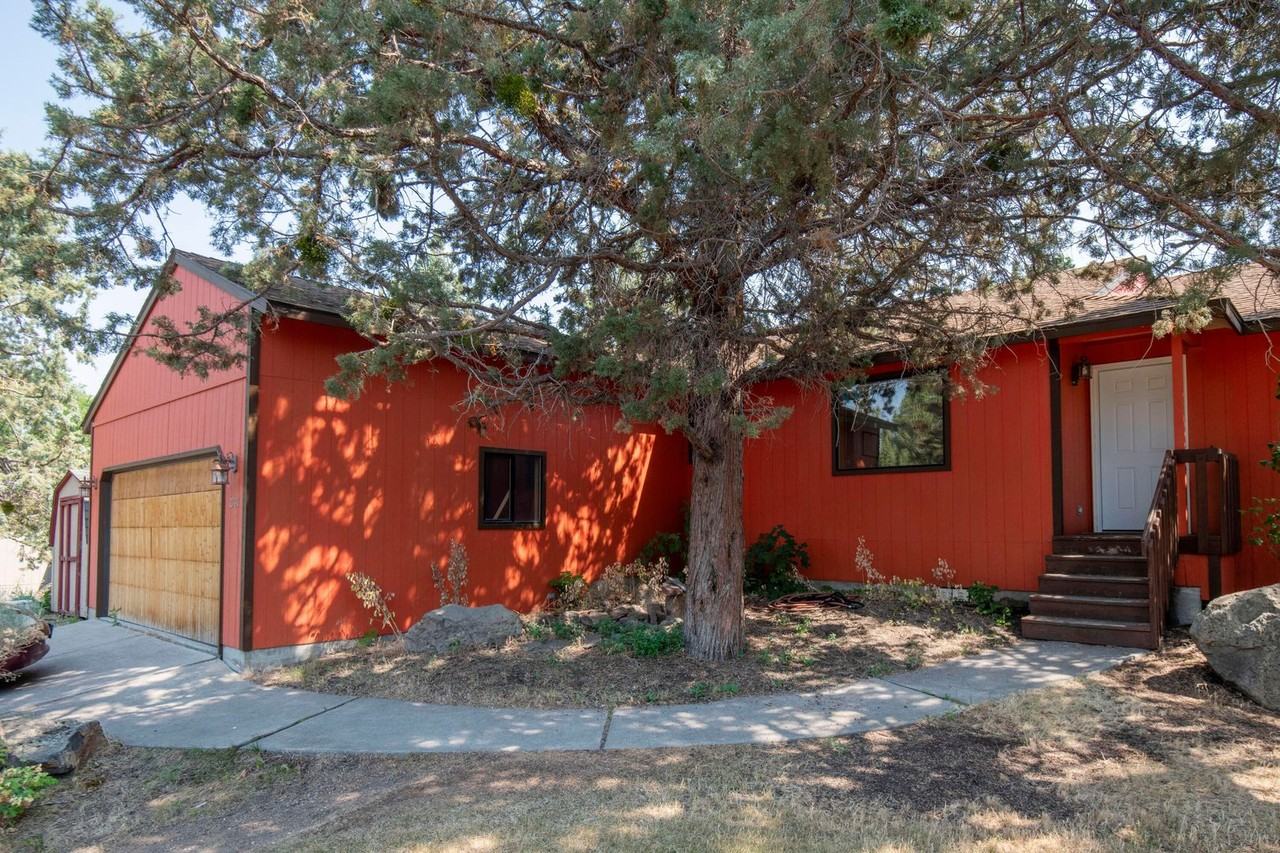 2741 Ne Laramie Way
