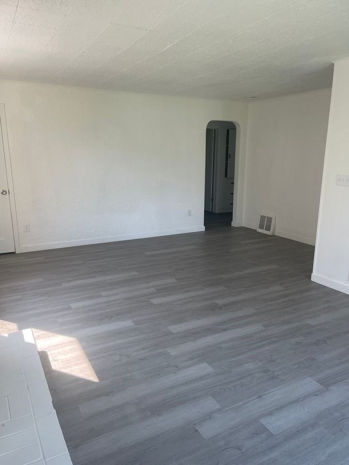732 W Park St - Photo 2 of 16