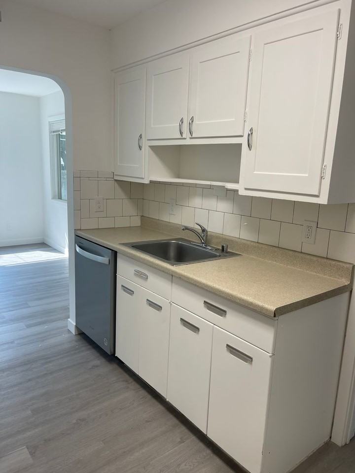 732 W Park St - Photo 5 of 16