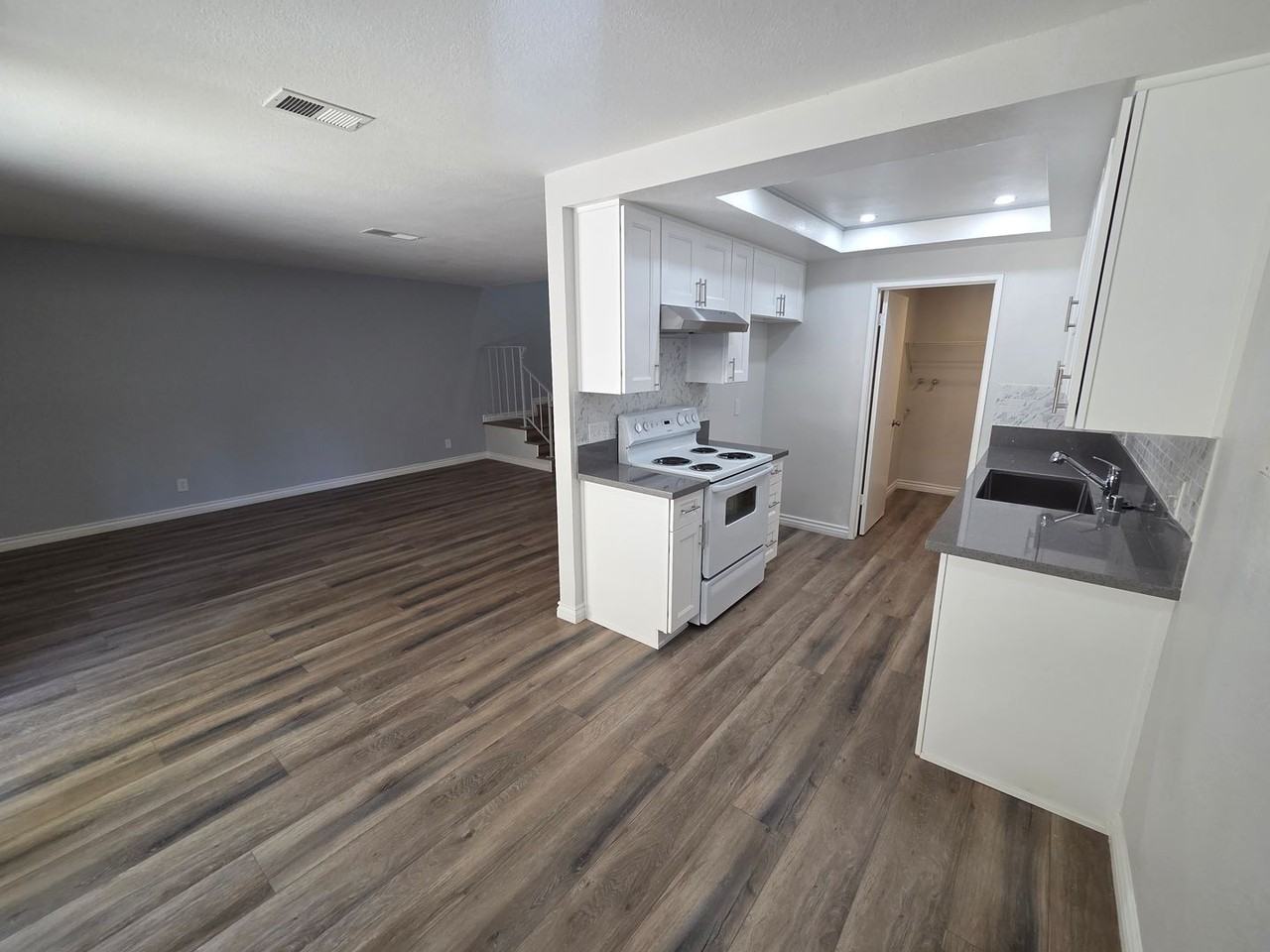 1826 Lochglen Ct - Photo 2 of 12