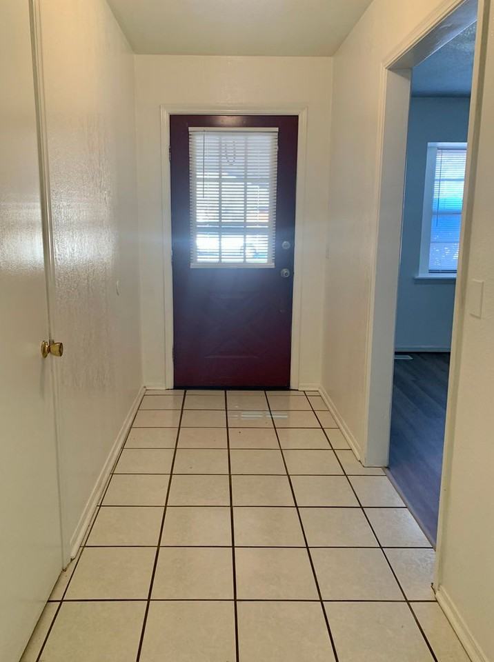 2716 Chaucer Dr - Photo 3 of 19