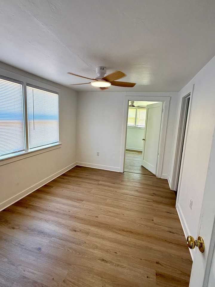 205 S Crawford St - Photo 6 of 11