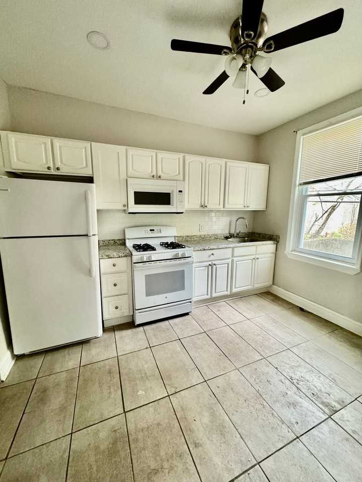 123 N Sickels St - Photo 2 of 9