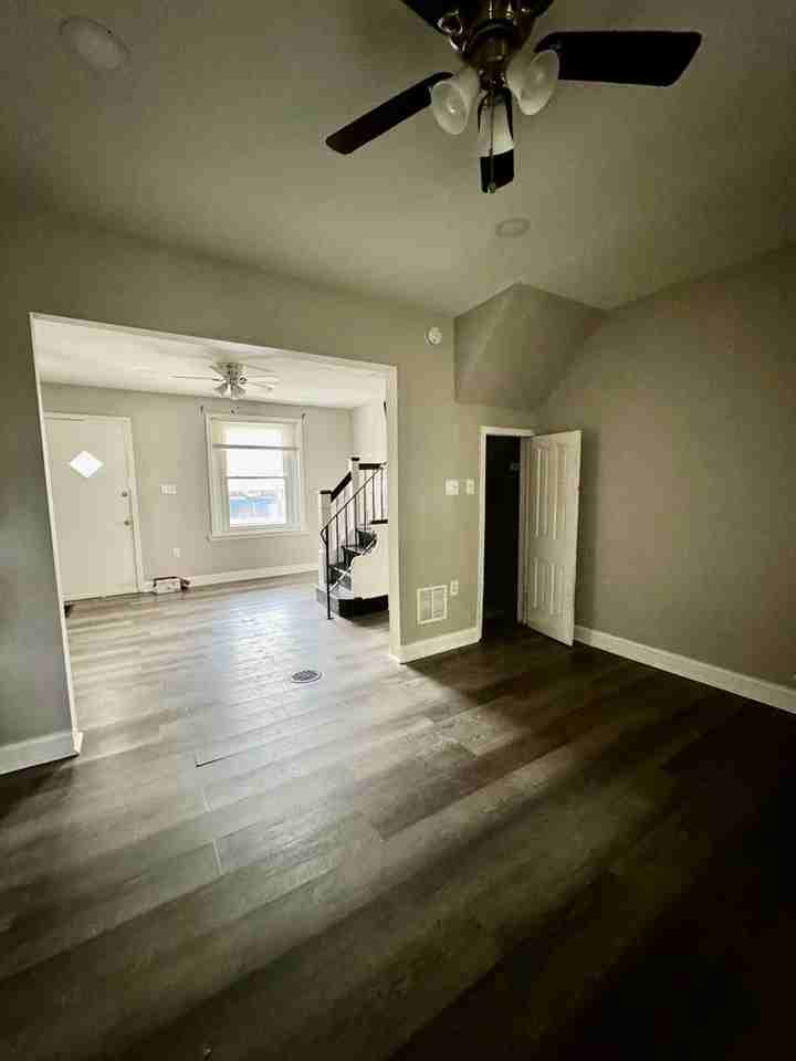 123 N Sickels St - Photo 3 of 9