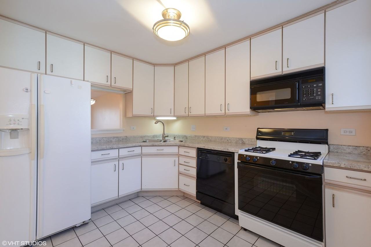 1560 N Saint Marks Pl - Photo 4 of 11