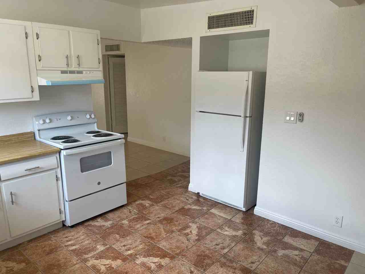 5055 Blanton Dr - Photo 6 of 32