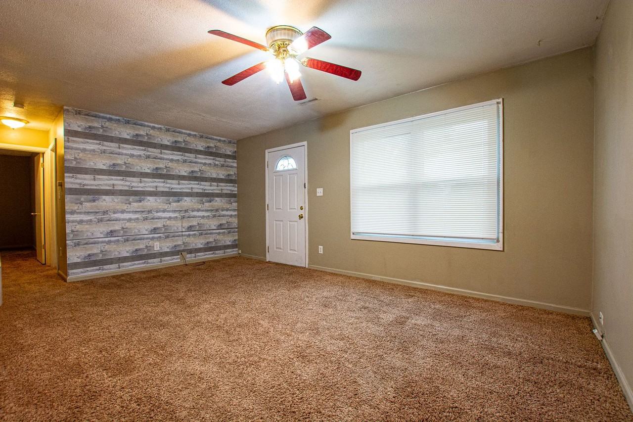 1410 Lindwood Dr - Photo 4 of 21
