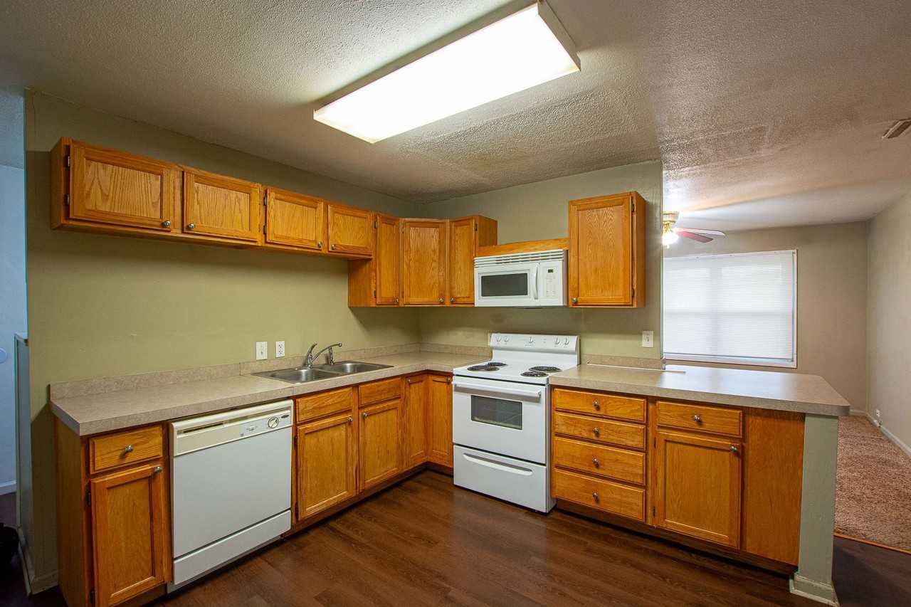 1410 Lindwood Dr - Photo 7 of 21